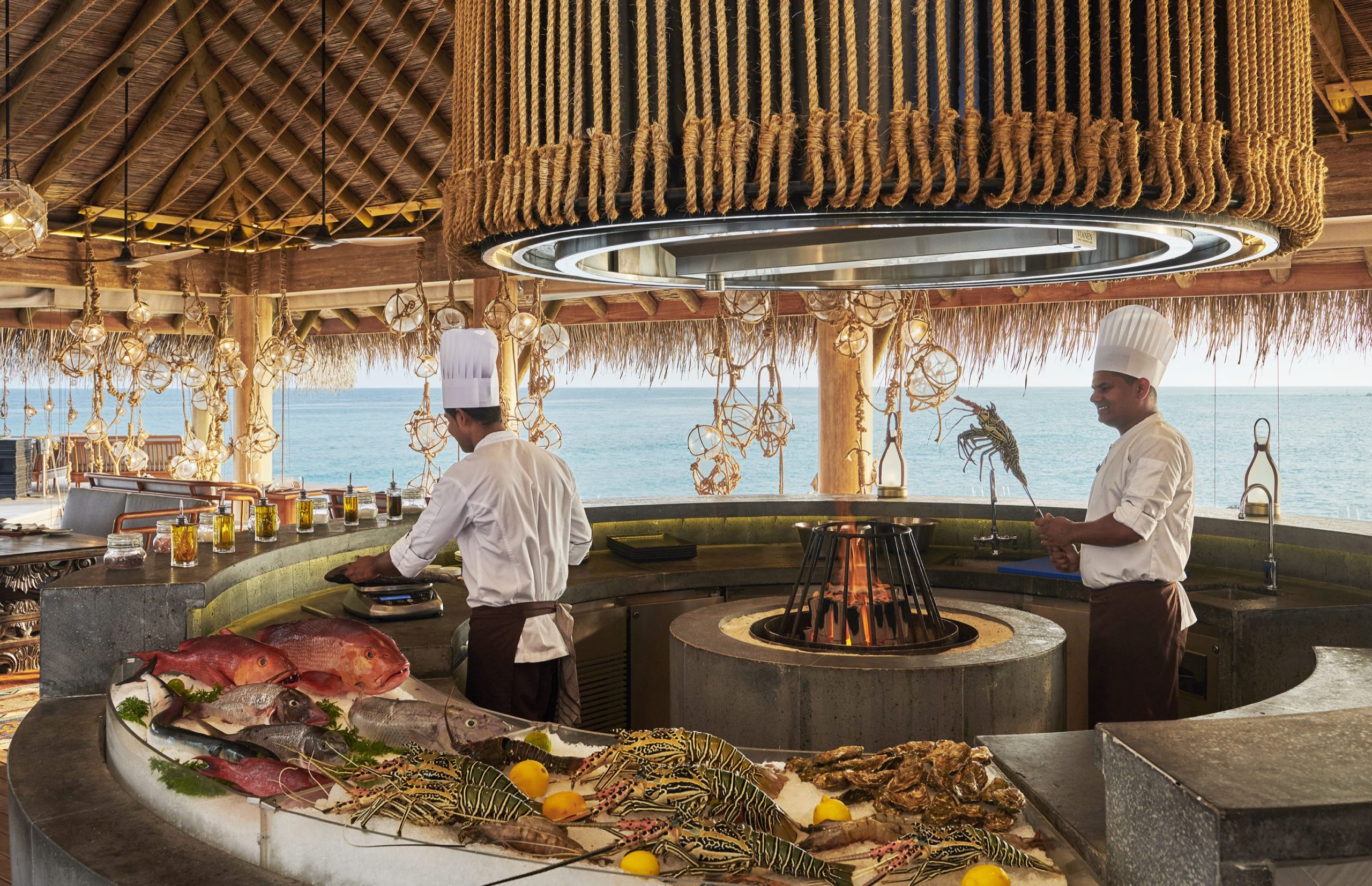 Fairmont maldives. Мальдивы Fairmont Maldives. Fairmont Maldives Sirru Fen Fushi ресторан. Отель Фермонт Мальдивы Seafood ресторан. Fairmont Maldives Sirru Fen Fushi бары.