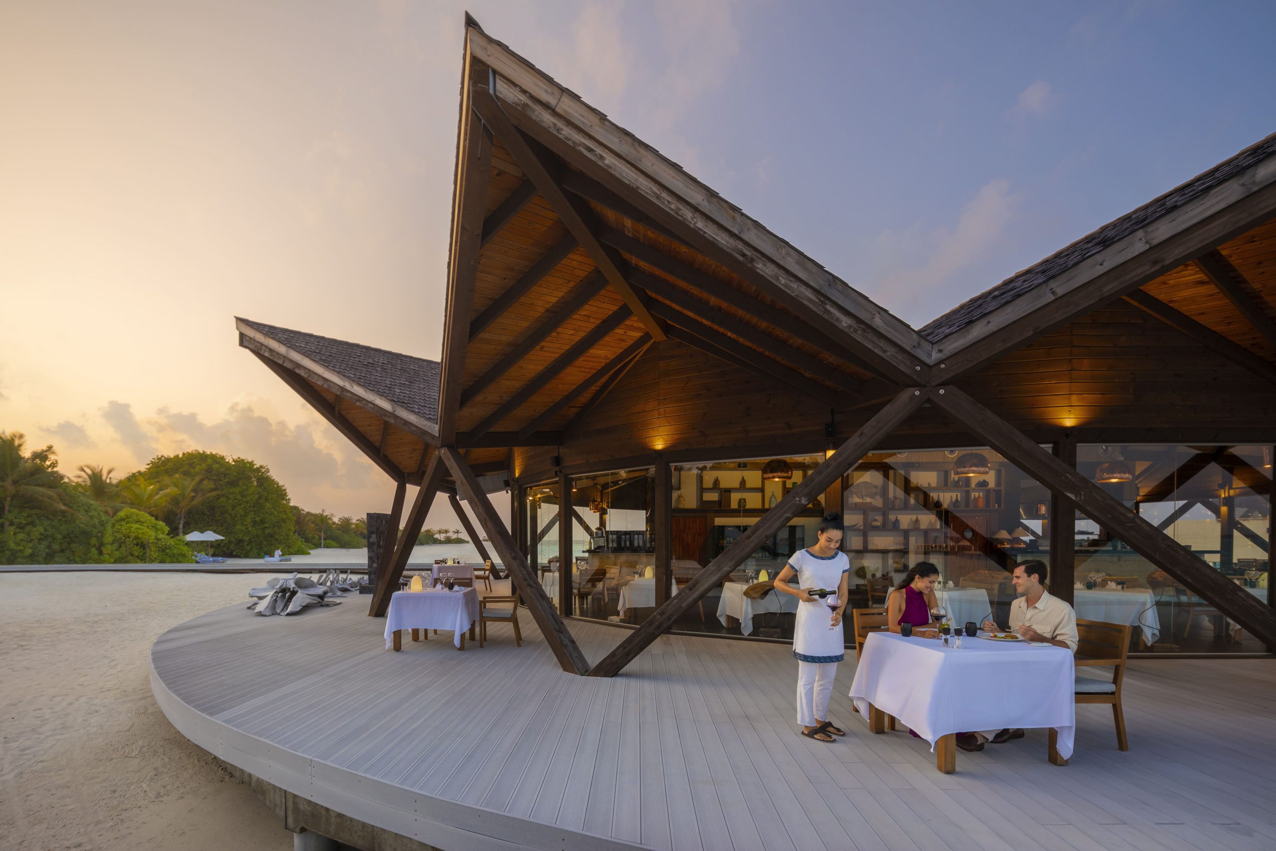 Movenpick resort maldives 5. Мальдивы Movenpick Kuredhivaru. Movenpick 5 Мальдивы. Movenpick Resort Kuredhivaru Maldives 5*. Mövenpick Resort Kuredhivaru Maldives рестораны.